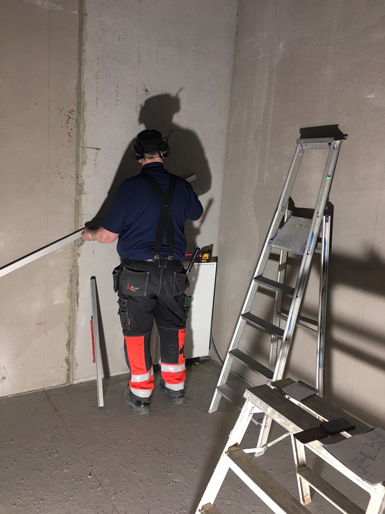 Bosse mäter ut en blivande platsgjuten u-trappa